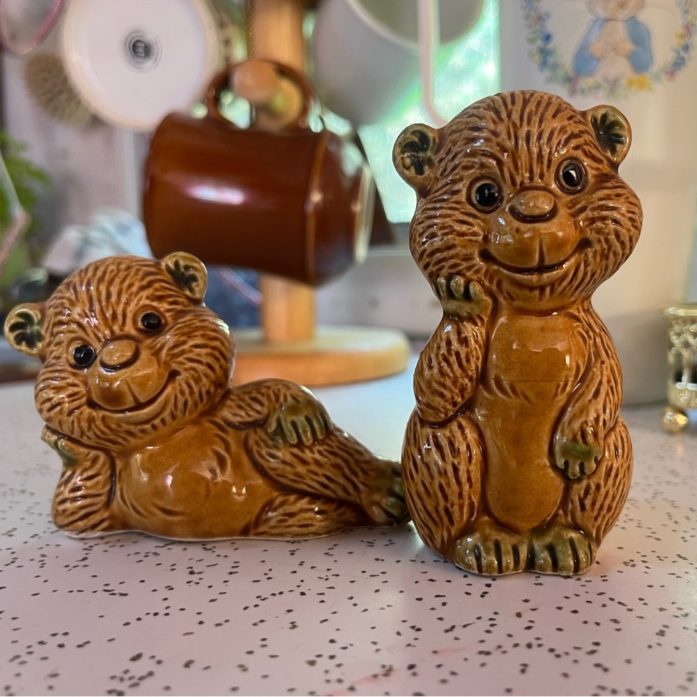 Vintage brown ceramic bear salt and pepper shakers.